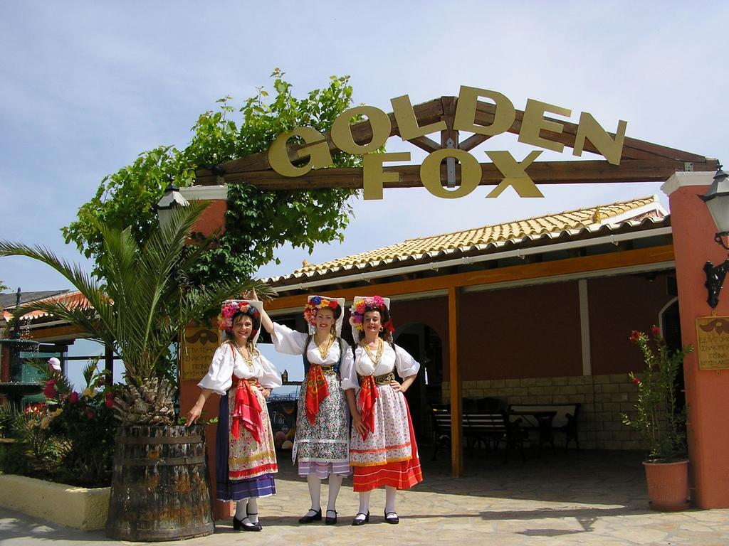 Golden Fox Studios And Suites Lákones Zewnętrze zdjęcie