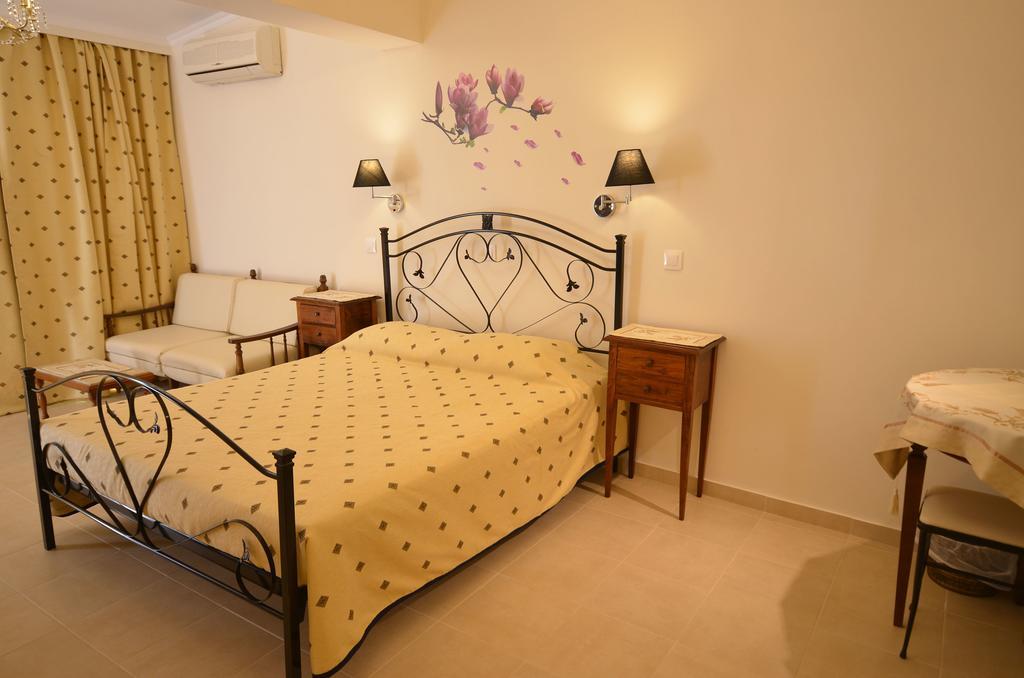 Golden Fox Studios And Suites Lákones Zewnętrze zdjęcie
