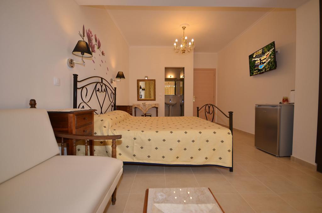 Golden Fox Studios And Suites Lákones Zewnętrze zdjęcie
