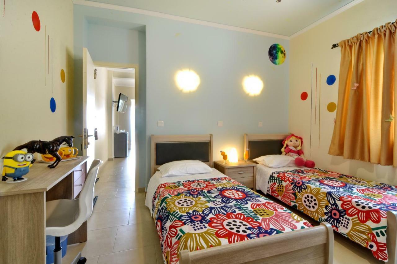 Golden Fox Studios And Suites Lákones Zewnętrze zdjęcie