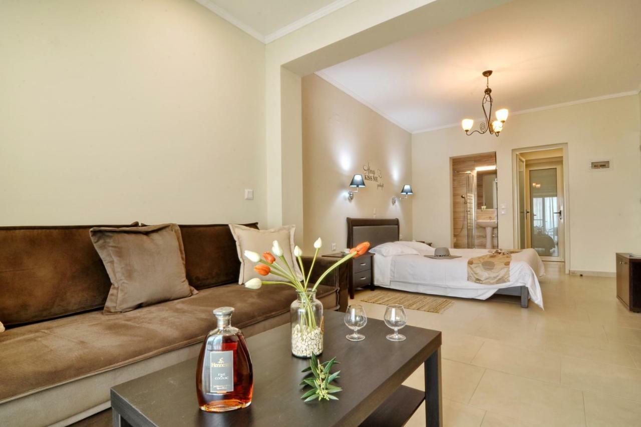 Golden Fox Studios And Suites Lákones Zewnętrze zdjęcie