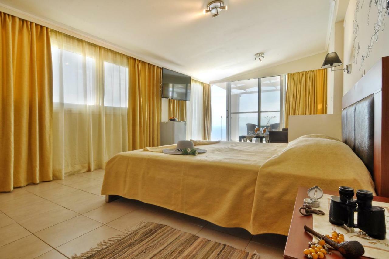 Golden Fox Studios And Suites Lákones Zewnętrze zdjęcie