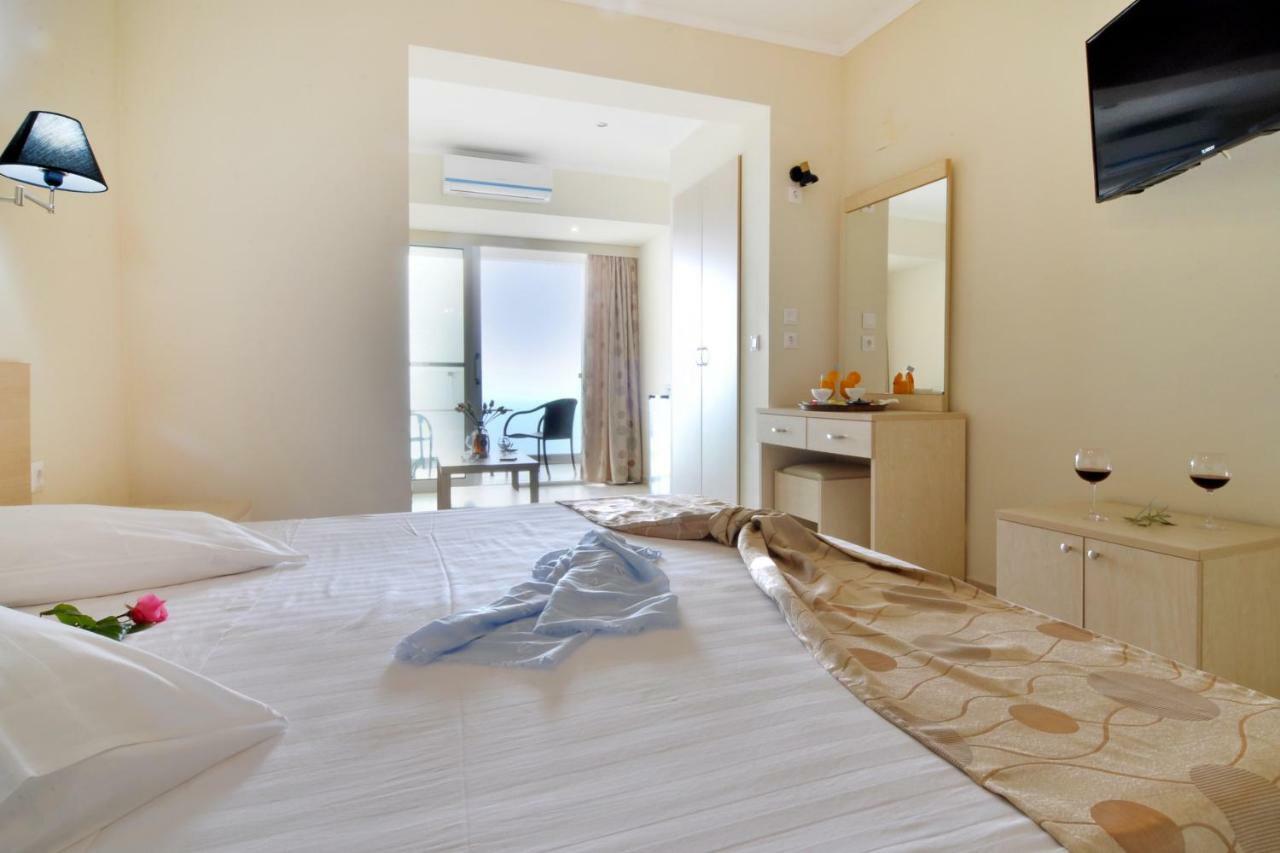 Golden Fox Studios And Suites Lákones Zewnętrze zdjęcie