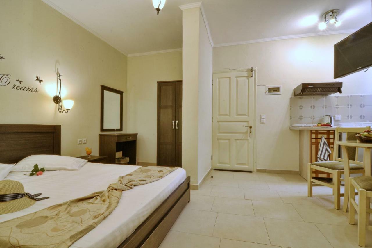 Golden Fox Studios And Suites Lákones Zewnętrze zdjęcie